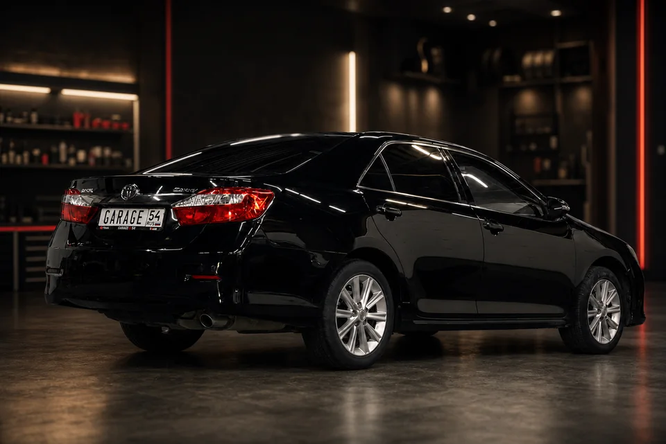 Чёрная Toyota Camry XV50, вид сзади