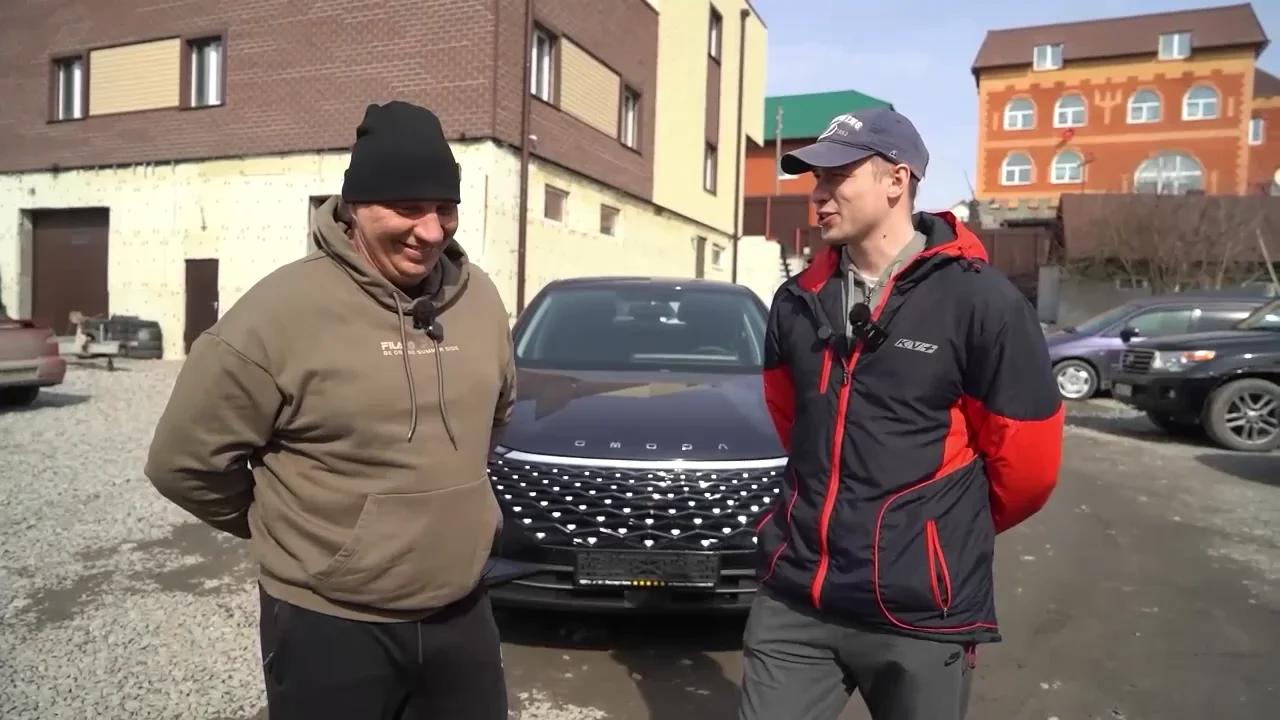 Виктор Корягин и представитель Garage 54 возле OMODA C5
