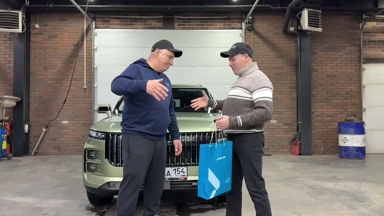Игорь Суслов и ведущий Garage 54 перед автомобилем в гараже