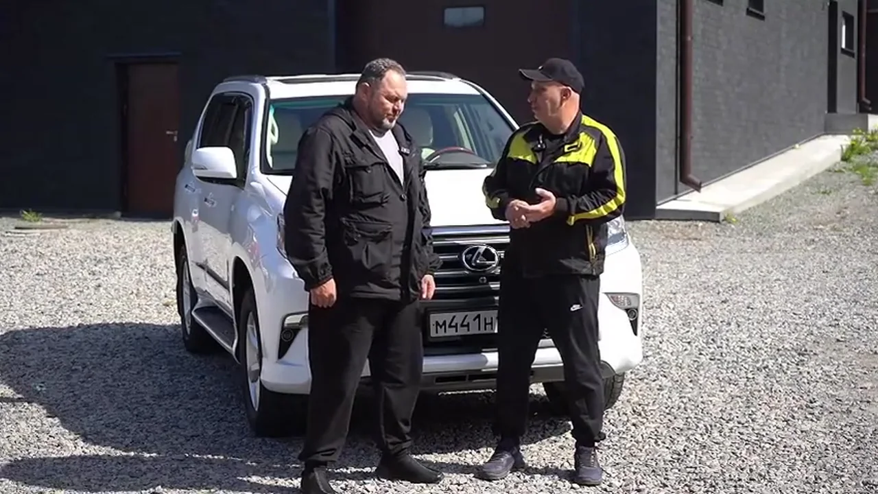 Василий из Москвы рядом с полученным Lexus GX 460 и ведущим Garage 54
