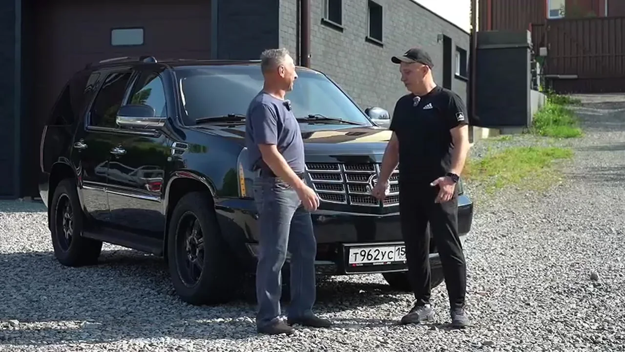 Игорь из Забайкальского края рядом с полученным Cadillac Escalade и ведущим Garage 54
